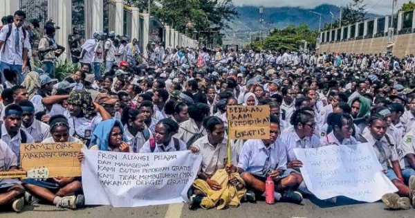 Siswa di Jayapura Demo! Tolak Makan Gratis, Lebih Butuh Pendidikan Gratis