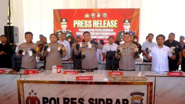 Kapolda Sulsel Irjen Pol Yudhiawan Rilis 4,6 Kg Sabu dan 4.200 Butir Ekstasi di Polres Sidrap.