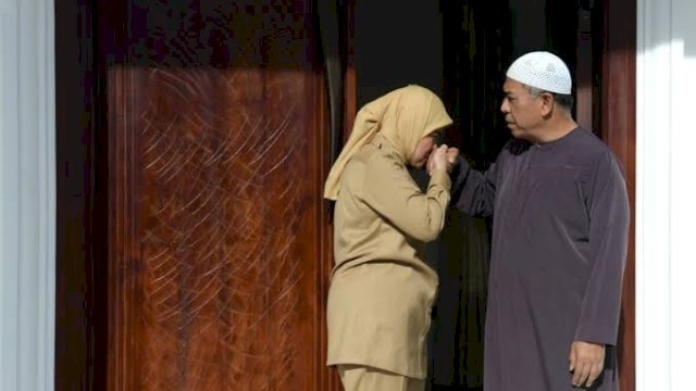 Wakil Wali Kota Makassar Aliyah Mustika Ilham Pamit dan Salim ke Suami.