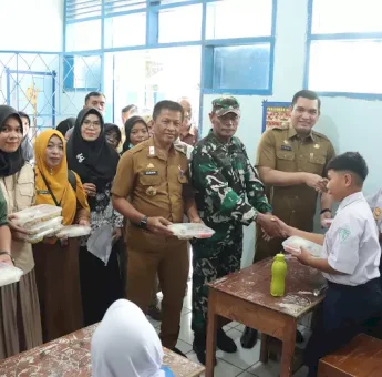 Sekda Takalar Hasbi Tinjau Pelaksanaan MBG: Pastikan Asupan Gizi yang Cukup bagi Para Siswa