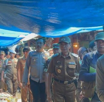 Pastikan Ketersediaan Bahan Pokok Jelang Ramadan, Wabup Pangkep Rahman Assagaf Sidak Pasar