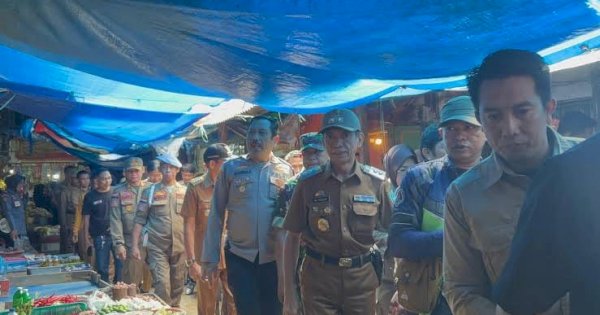 Pastikan Ketersediaan Bahan Pokok Jelang Ramadan, Wabup Pangkep Rahman Assagaf Sidak Pasar