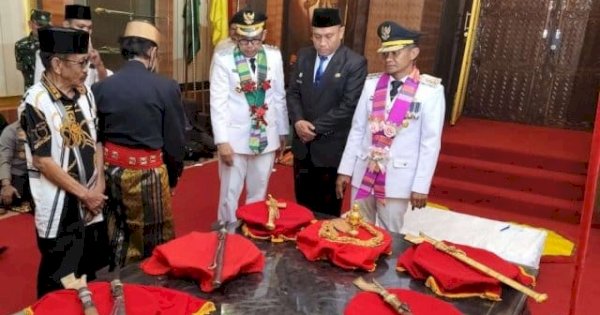 Bupati Bone Andi Asman Terima 12 Pusaka Arajang, Simbol Pergantian Kepemimpinan