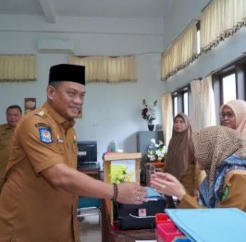 Perdana Berkantor Pasca Dilantik, Bupati Patahuddin Sidak Kantor Bupati Luwu