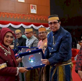 Bupati Sinjai Ratnawati Serahkan Plakat Kandidat Sekolah Rujukan Google