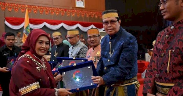 Bupati Sinjai Ratnawati Serahkan Plakat Kandidat Sekolah Rujukan Google