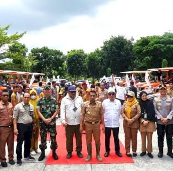 Perkuat Ketahanan Pangan, Bupati dan Dirjen Kementan Serahkan Bantuan Alsintan untuk Petani Sidrap