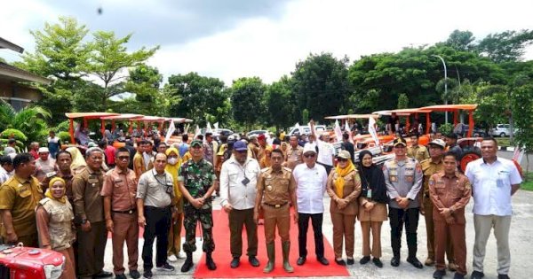 Perkuat Ketahanan Pangan, Bupati dan Dirjen Kementan Serahkan Bantuan Alsintan untuk Petani Sidrap