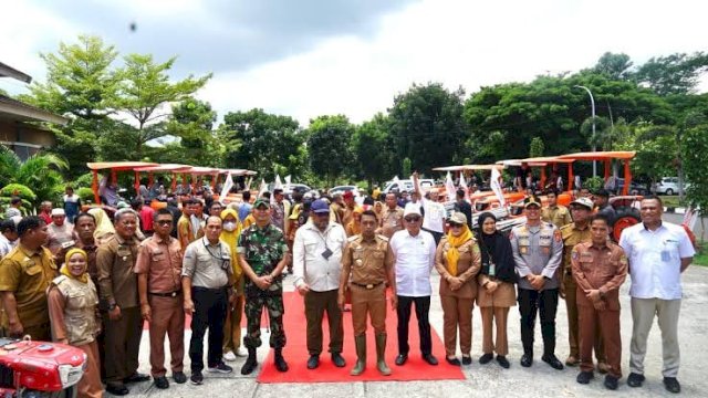 Perkuat Ketahanan Pangan, Bupati dan Dirjen Kementan Serahkan Bantuan Alsintan untuk Petani Sidrap