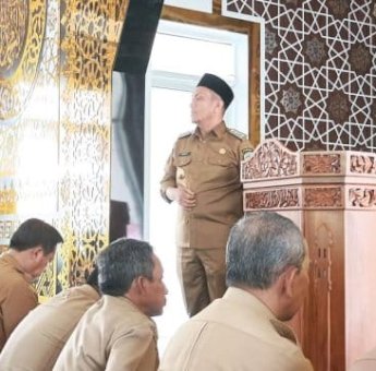 Mulia! Bupati Lutim Ibas Ajak Pegawai Muslim Shalat Zuhur dan Asar Berjamaah di Masji