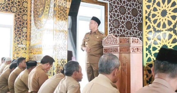 Mulia! Bupati Lutim Ibas Ajak Pegawai Muslim Shalat Zuhur dan Asar Berjamaah di Masji