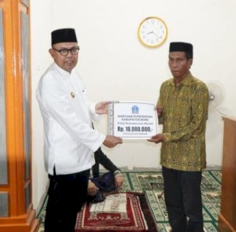 Wabup Andi Akmal Serahkan Bantuan ke Pengurus Masjid