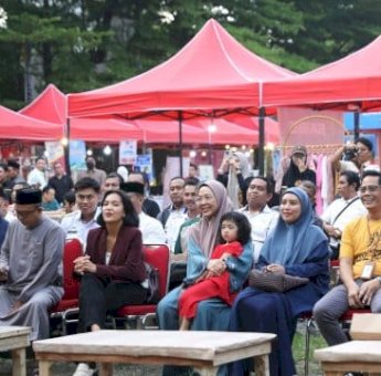 Ketua TP PKK Makassar Borong Jajanan UMKM di Makassar Ramadan Fest 2025
