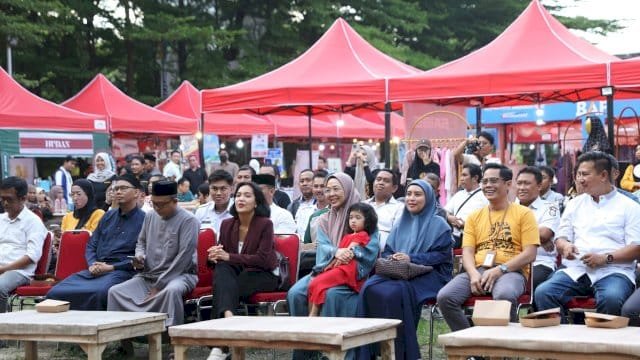 Ketua TP PKK Makassar Borong Jajanan UMKM di Makassar Ramadan Fest 2025,