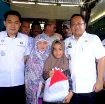 Wabup Gowa Darmawangsyah Muin Berikan Bantuan ke Warga Miskin Ekstrem
