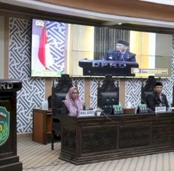 Bupati Ibas Sampaikan Pidatonya pada Rapat Paripurna DPRD Lutim