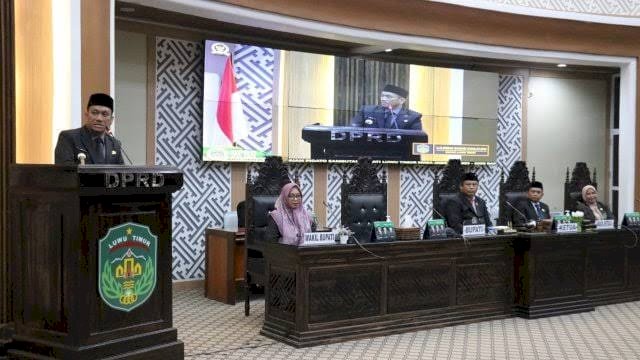 Bupati Ibas Sampaikan Pidatonya pada Rapat Paripurna DPRD Lutim.