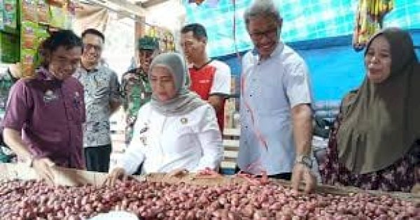 Pastikan Harga-Stok Pangan, Bupati dan Wabup Sinjai Sidak di Pasar Sentral