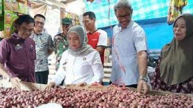 Pastikan Harga-Stok Pangan, Bupati dan Wabup Sinjai Sidak di Pasar Sentral