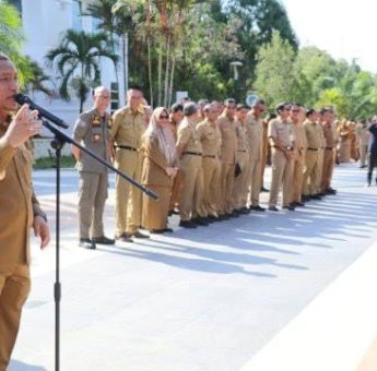 Beri Contoh Kepemimpinan, Bupati Lutim Ibas Berdiri di Bawah Terik Matahari Saat Pimpin Apel