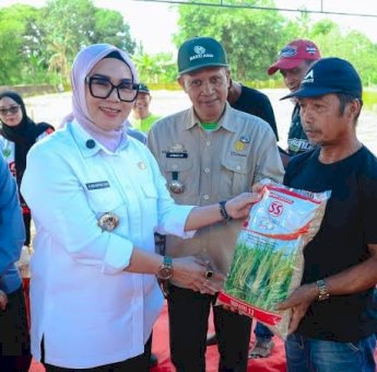 Bupati Barru Andi Ina Serahkan Bantuan Benih Padi di Kecamatan Balusu