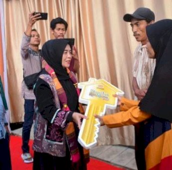 Bupati Sinjai Ratnawati Arif Serahkan Program CSR Tempat Tinggal Layak bagi Warga Kurang Mampu
