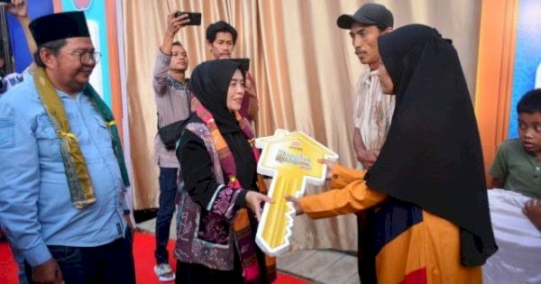 Bupati Sinjai Ratnawati Arif Serahkan Program CSR Tempat Tinggal Layak bagi Warga Kurang Mampu