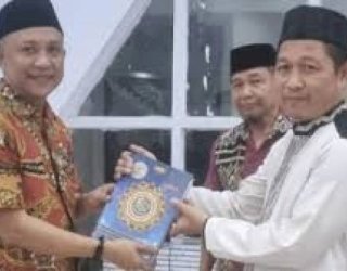 Bupati Selayar Natsir Ali Serahkan 100 Mushaf Al Qur an di Masjid Rahmatan Lil Alamin