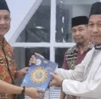Bupati Selayar Natsir Ali Serahkan 100 Mushaf Al Qur an di Masjid Rahmatan Lil Alamin