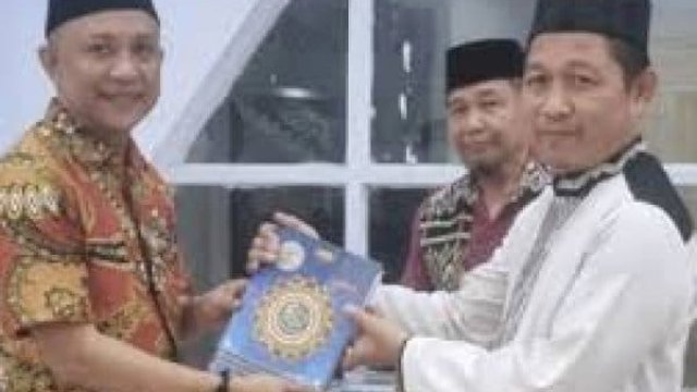 Bupati Selayar Natsir Ali Serahkan 100 Mushaf Al Qur an di Masjid Rahmatan Lil Alamin.