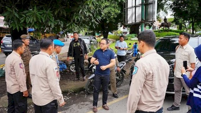 Wabup Gowa Darmawangsyah Muin Pantau Langsung Program Gowa Bersih di Jembatan Kembar.