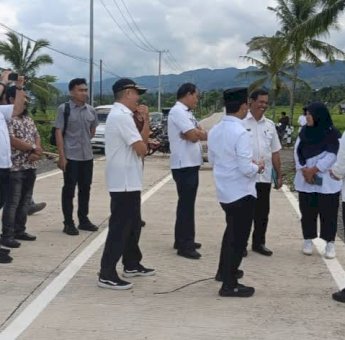 Pasca Diterjang Banjir, Bupati Soppeng Suwardi Haseng bersama Wakilnya Tinjau Langsung Jembatan Salokaraja