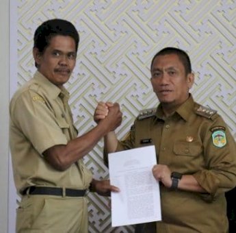 Terima SK, Bupati Lutim Ibas ke PJ Kepala Desa: Jadilah Teladan bagi Masyarakat!