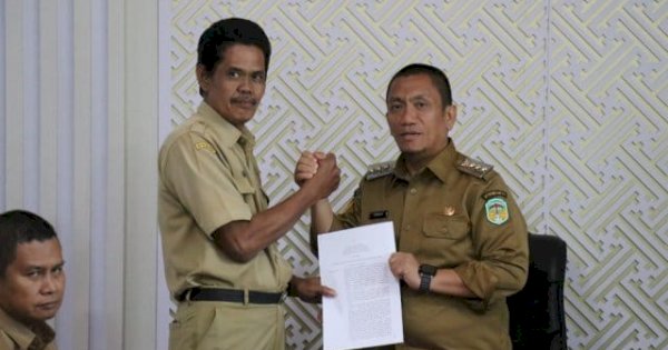 Terima SK, Bupati Lutim Ibas ke PJ Kepala Desa: Jadilah Teladan bagi Masyarakat!