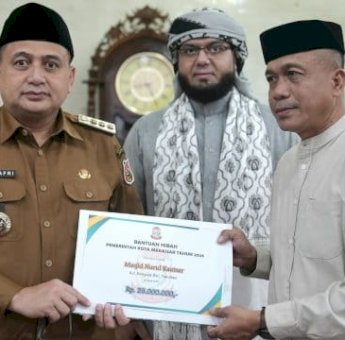 Wali Kota Makassar Berikan Bantuan Hibah dan Paket Pangan Ramadan di Masjid Nurul Kautsar