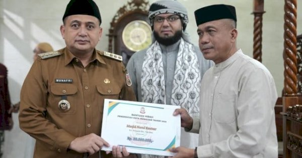 Wali Kota Makassar Berikan Bantuan Hibah dan Paket Pangan Ramadan di Masjid Nurul Kautsar
