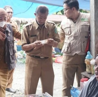 Hati-Hati! Tim TPOM Lutim Temukan Produk Keluarsa di Wilayah Pasar Tampina