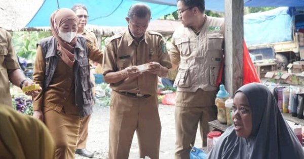 Hati-Hati! Tim TPOM Lutim Temukan Produk Keluarsa di Wilayah Pasar Tampina