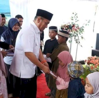 Bupati Ibas dan Wabup Puspawati Lutim Serahkan 12 Santunan Kepada Anak Yatim di Kalaena