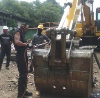 UPT Perbengkelan DPU Makassaar Lakukan Rehabilitasi Total Bucket Excavator