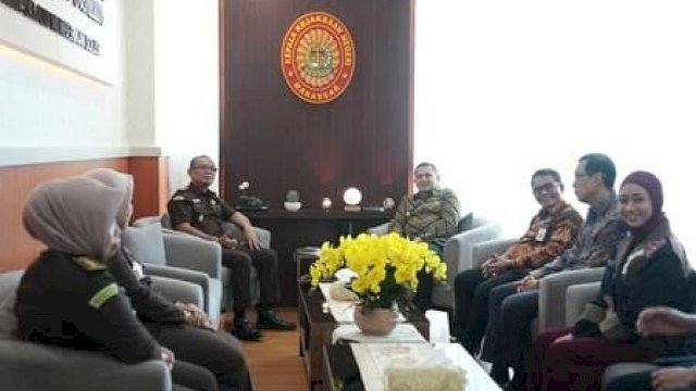 Wali Kota Makassar Munafri Arifuddin Bersama Kepala Kejari Makassar Nauli Rahim Siregar.