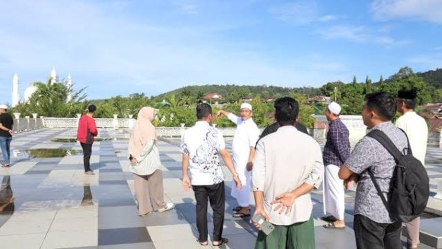 Bupati Lutim Ibas Tinjau Anjungan Sungai Malili, Instruksikan Penataan dan Peningkatan Kebersihan.