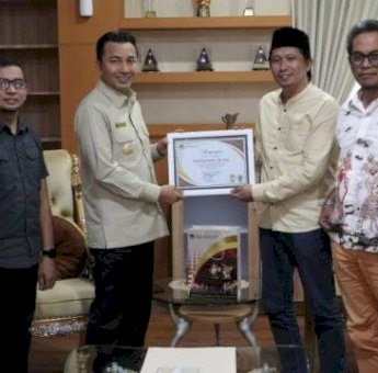 KPU Luwu Utara Serahkan Piagam Apresiasi Kepada Bupati Andi Rahim