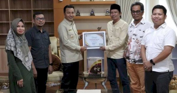 KPU Luwu Utara Serahkan Piagam Apresiasi Kepada Bupati Andi Rahim