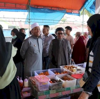Hangatnya Kebersamaan! Bupati Lutim Ibas Sapa Warga di Pasar Ramadhan, Disambut Antusias Warga