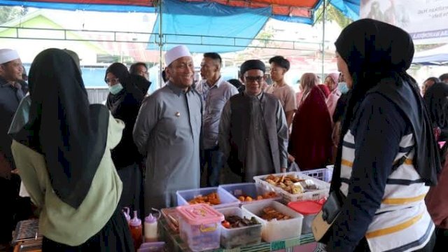 Bupati Lutim Ibas Sapa Warga di Pasar Ramadhan.