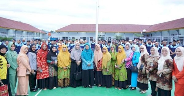 Peduli Sesama, GOW dan Ketua TP-PKK Luwu Utara Berbagi Takjil di Rutan Masamba