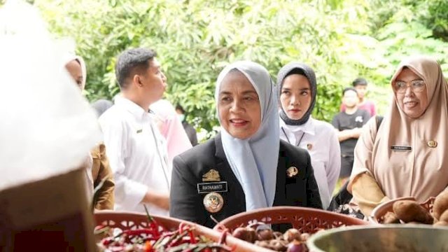 Bupati Sinjai Ratnawati Pastikan Stok Aman dalam Gerakan Pangan Murah.
