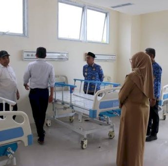 Tinjau Progres Pembangunan RS Atue, Bupati Lutim Ibas Minta Kontraktor Segera Bersihkan dan Rapikan