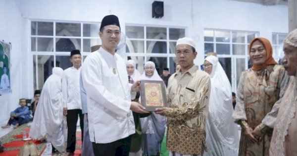 Bupati Pangkep Yusran Lalogau Safari Ramadan di Masjid Al-Munatsir Parenreng